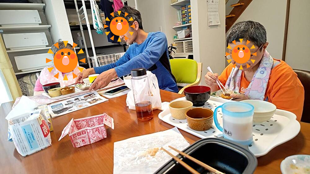 お食事介助しています